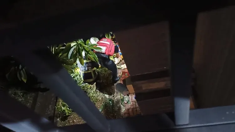 救護人員將吳女抬到擔架上，讀者提供