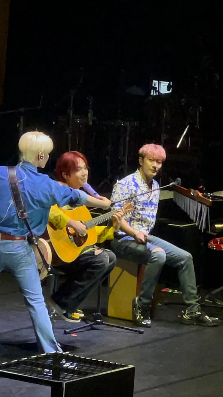 李洪基（中）秀吉他20秒就作罷，崔敏煥要他多練習。讀者提供