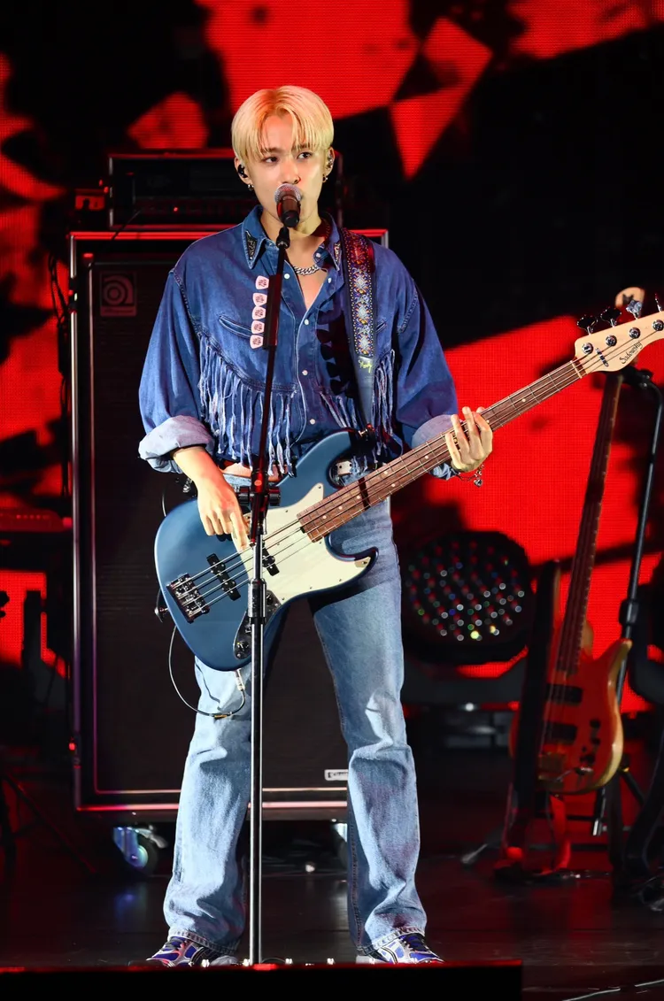 李在真虧李洪基把麥克風當吉他彈，放的位置很奇怪。彭欣偉攝