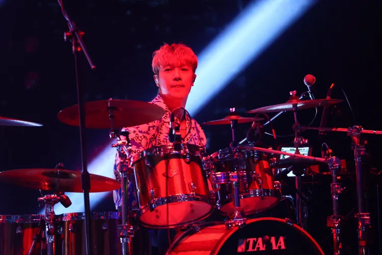 崔敏煥率先帶頭比手指愛心。彭欣偉攝