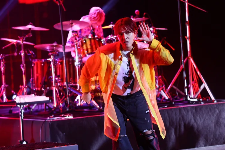 李洪基被拱比手指愛心，吶喊「我是rocker」。彭欣偉攝