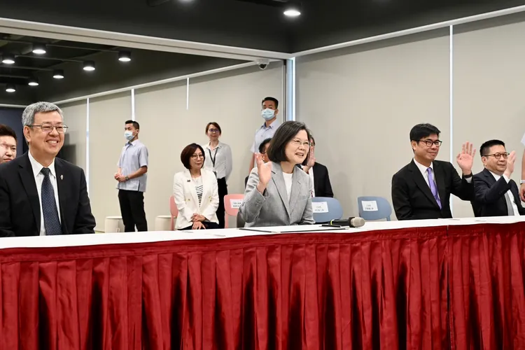 總統蔡英文現場和碳交所台北分公司連線，聆聽碳交所業務規劃與展望。翻攝畫面