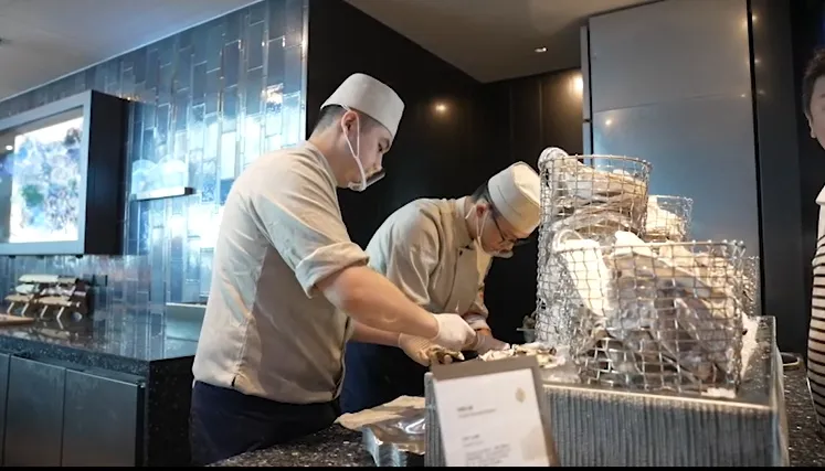 饗賓餐旅提供照片強調生蠔區有標示來自日本或加拿大，下方白色立牌。饗賓提供