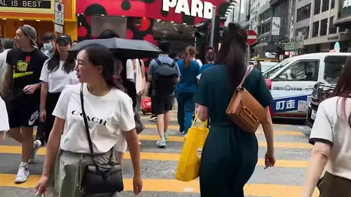 她拿環保袋裝「810萬元現鈔」上街趴趴走 身分曝光竟然豪富女星