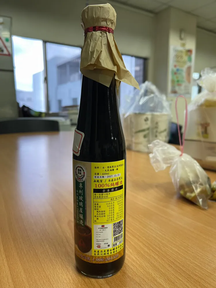 雲林明和醬園的壺底油標示為100%純釀造，檢出總氮量不符標示。食藥署提供