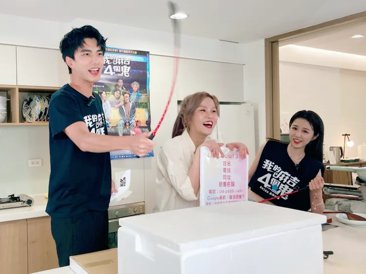 曾敬驊（左）、邵雨薇（右）拜師李明珊，叫賣初體驗半小時賣2千張。樓頂揪樓下提供