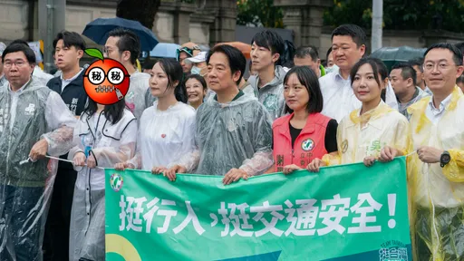媒體人酸「某女」硬蹭被擠開 讚賴清德技巧性招呼值得拍手