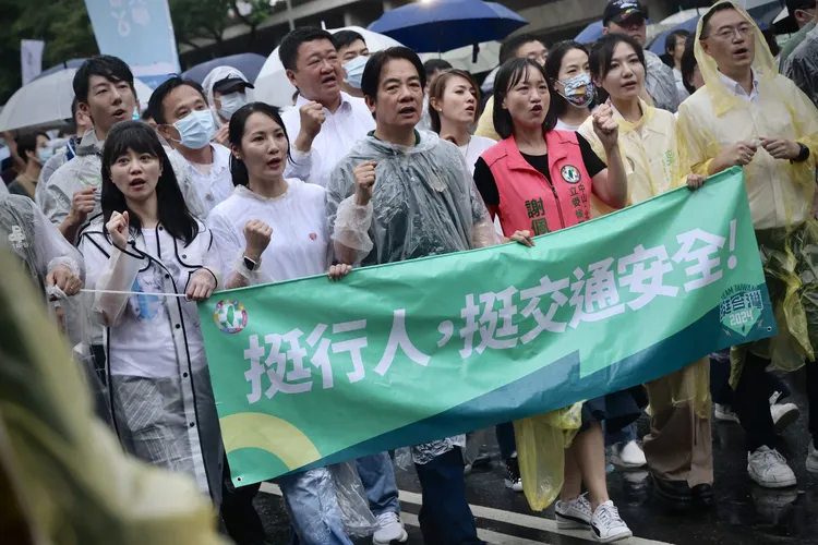 後來遊行畫面中賴清德右手邊，與高嘉瑜間插入立委候選人詹紀緹。資料照片，林林攝