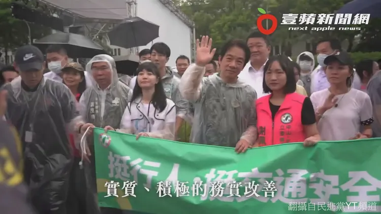 遊行時民進黨立委高嘉瑜原本是走在賴清德右手邊。翻攝自民進黨YT頻道