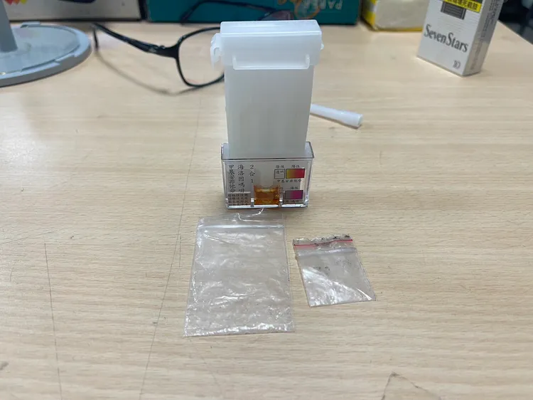 警方查獲裝有安非他命殘渣的夾鏈袋。桃園警分局提供