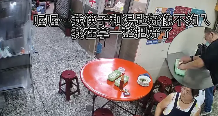 男子提出要求後多次拿取免洗筷。翻攝自苑裡大小事