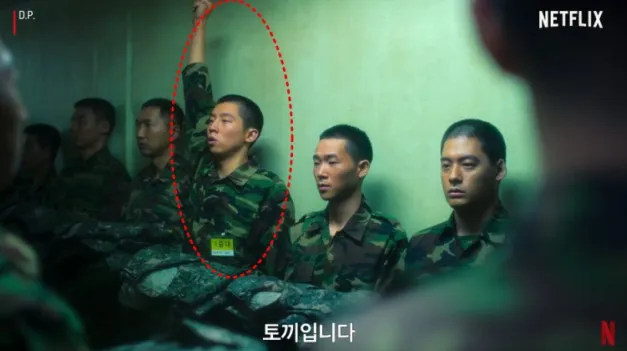 宋德浩曾演出《D.P：逃兵追緝令》，卻因為不想當兵動歪腦筋，十分諷刺。翻攝Netflix