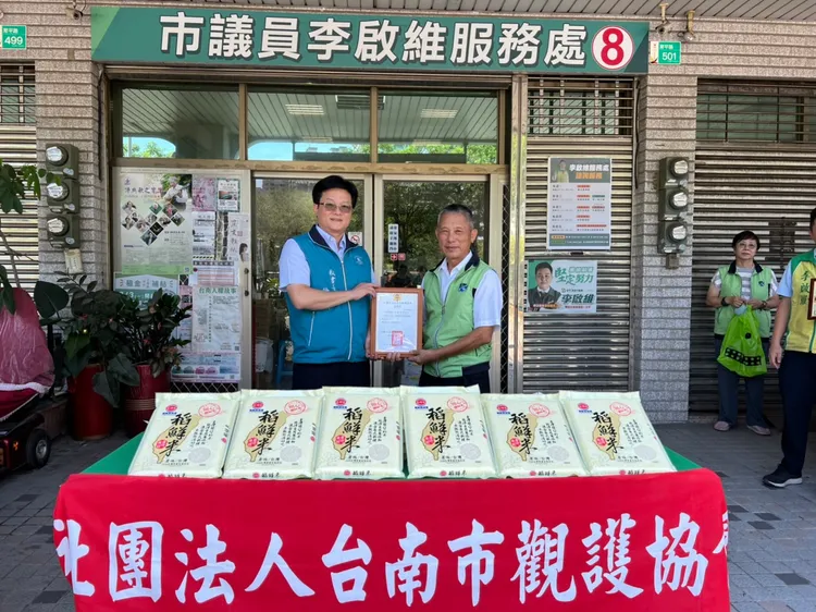 台南市議會秘書長徐健麟（左）到場見證。翻攝畫面