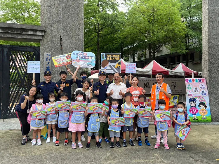 警分局長親自前往護童。翻攝畫面