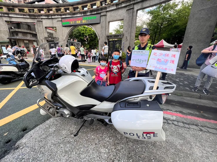 警方在現場宣導交通安全觀念。翻攝畫面