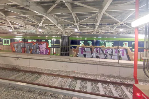 中捷也被塗鴉了！2嫌破壞圍籬入侵　花15分鐘把列車噴成這樣