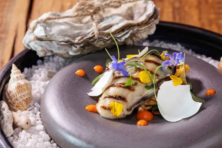 林恬耀將生蠔炙燒，加入蛋、薯粉、辣醬、豬油渣，打造出 JL Studio 版的新加坡庶民美食「蠔煎」。翻攝JL Studio 臉書