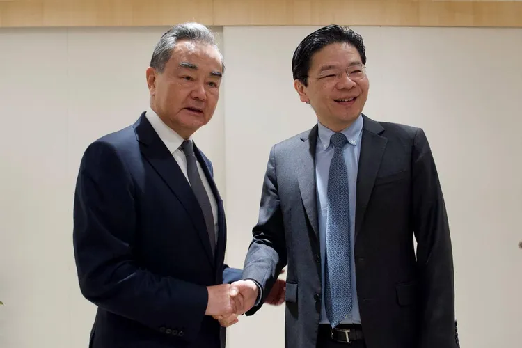 黃循財（右）11日與王毅會面。翻攝黃循財臉書@Lawrence Wong