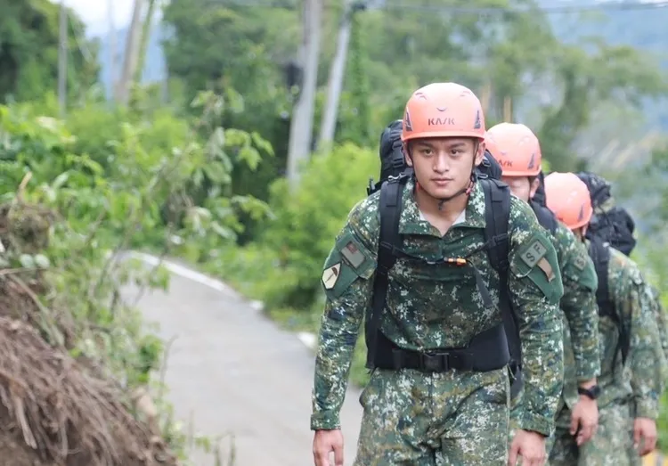 施芷崴投入救災3天，今天父親節與弟兄一同運送物資到雙親受困的工寮。國軍提供