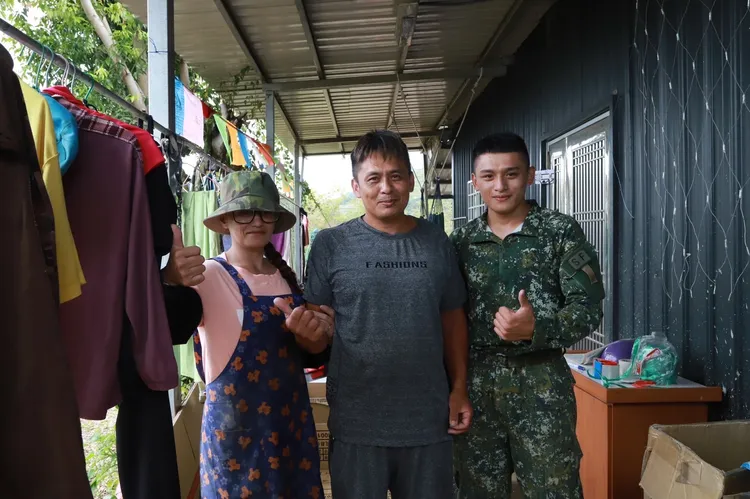 終於見到父母，開心合照「好難忘的父親節」。國軍提供