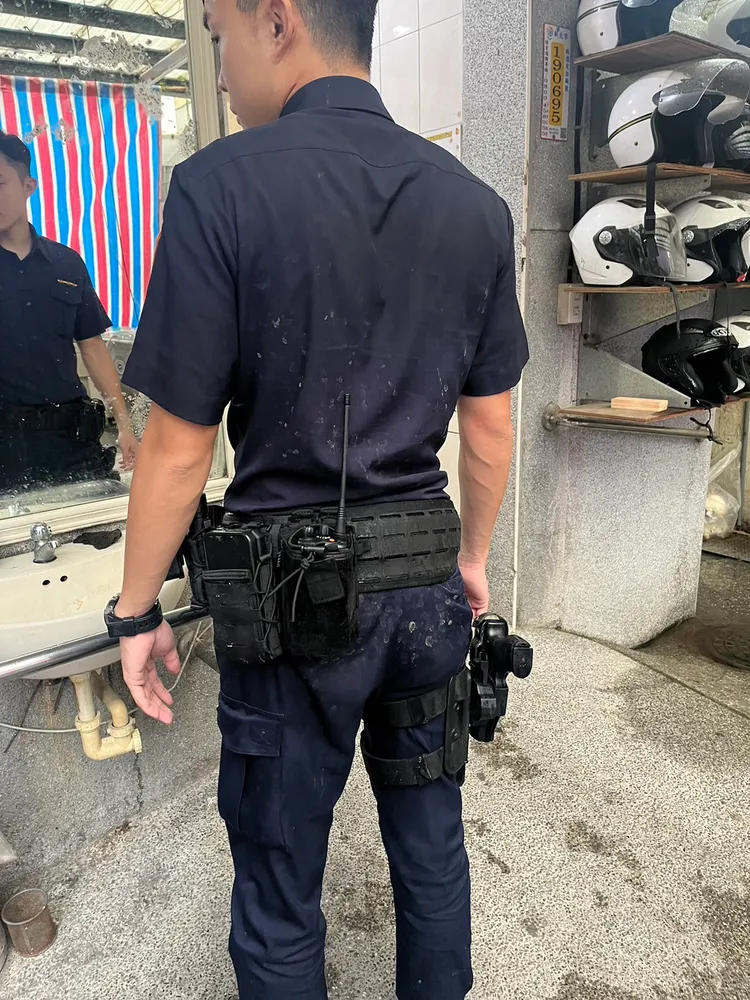 警員追逐中冒險跳下坡坎，腿部有擦挫傷。翻攝畫面