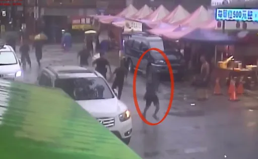 三峽老街大雨淹水剛退!驚見有人「雨中練跑」 原來是警察抓失聯移工