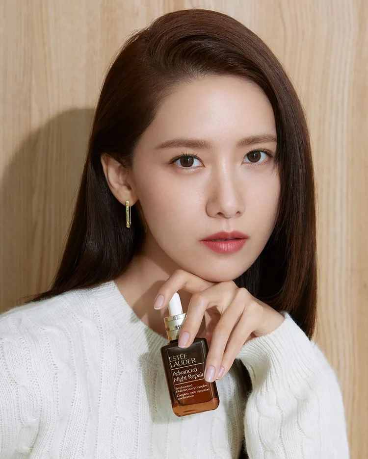 潤娥私下相當愛用雅詩蘭黛小棕瓶。翻攝esteelauderkr IG