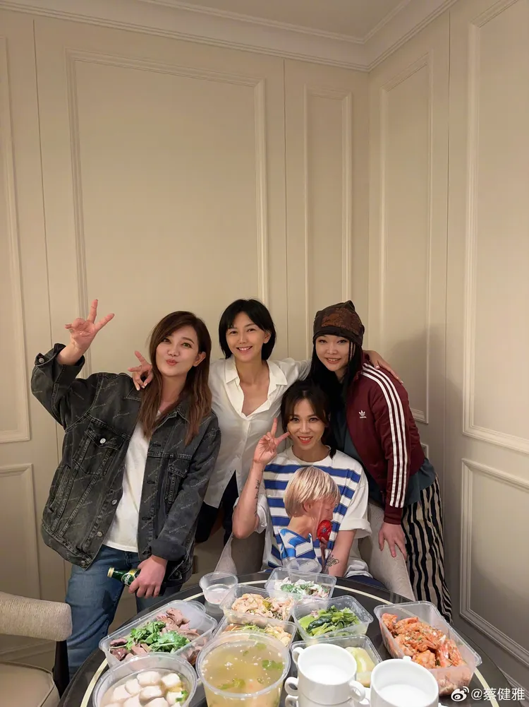 加上出身馬來西亞的梁靜茹（左），星馬幫歌手合照留念。翻攝蔡健雅微博