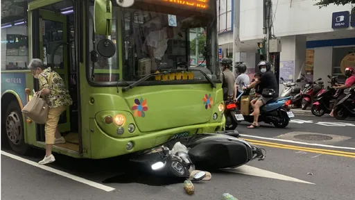 新北騎士闖紅燈慘遭公車「吞噬」 撞擊瞬間曝光!4人受傷送醫