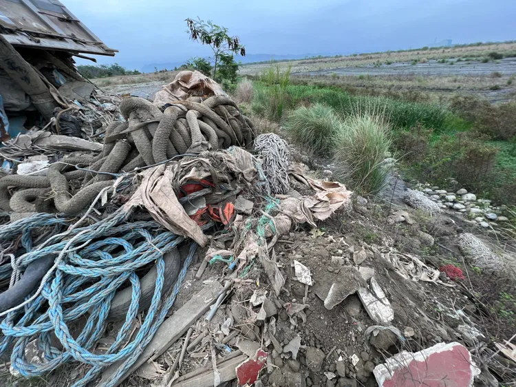 廢棄物散布濁水溪河床。民眾提供