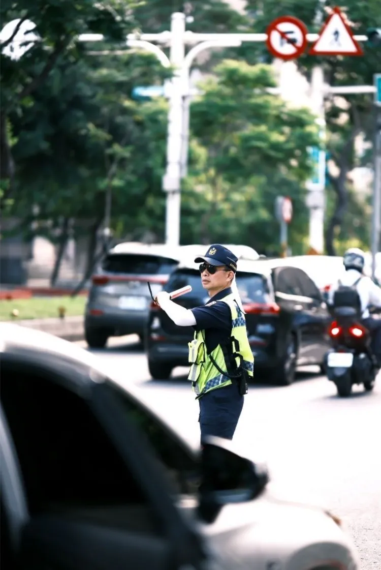 內湖警進行校園周邊交通疏導。翻攝畫面