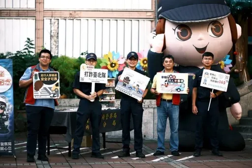 北市開學日各警局護童 內湖警出動Q版大頭娃+重機吸睛