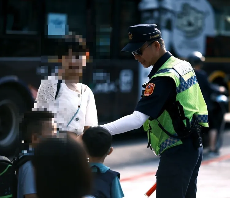 內湖警執行護童。翻攝畫面