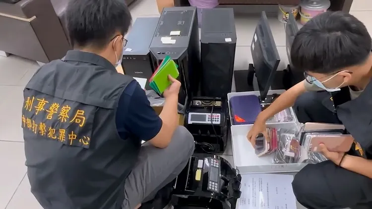 警方清查現場查扣的證物。警方提供