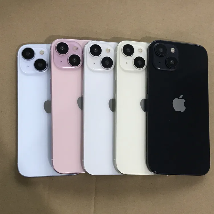 標準版iPhone 15和iPhone 15 Plus顏色由右至左依序是黑、黃、白、粉、藍5色。翻攝@SonnyDickson的X