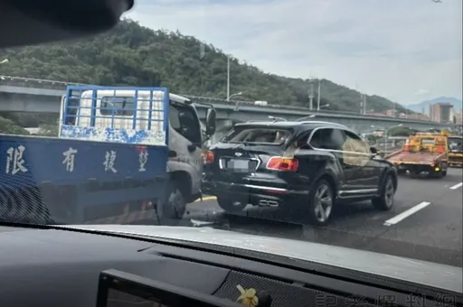 車標有個B!國道撞上千萬賓利休旅車 白色雙門..「貨車」GG了!路過駕駛嚇呆