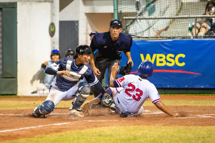 邱亞恩(右)衝回本壘。WBSC