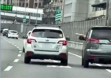 台64驚見駕駛惡意逼車「玩黑白配」 網譏:高架猴子也想紅