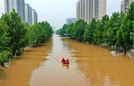 「船底就蹭著車頂」!中國這城市6河交會 暴雨後幹道成滾滾河道