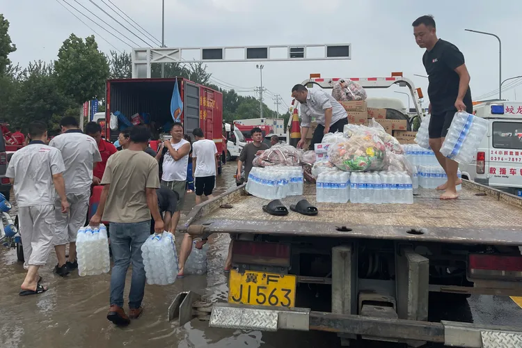 涿州民眾領取飲水。美聯社