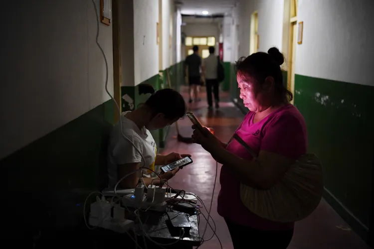 已撤離到臨時住所的涿州民眾。美聯社