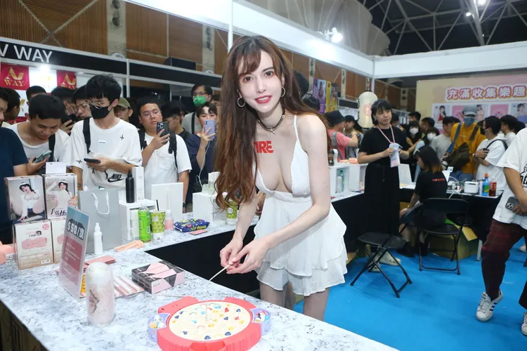 蘿拉現身成人展，許多粉絲圍觀。純色提供