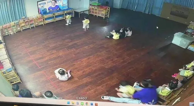 家長觀看10日的監視器，發現郭姓教保員以雙腳夾住兒子頭部，兒子想掙脫被用力拉回。民眾提供