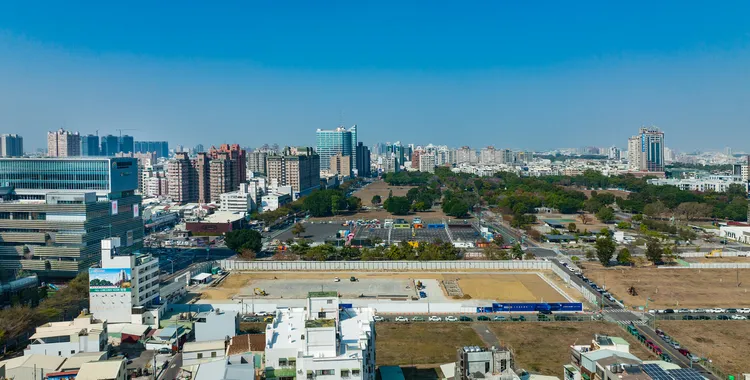 「浩瀚無極」主打唯一正對南紡置地廣場建案，過個馬路即可逛街享受。