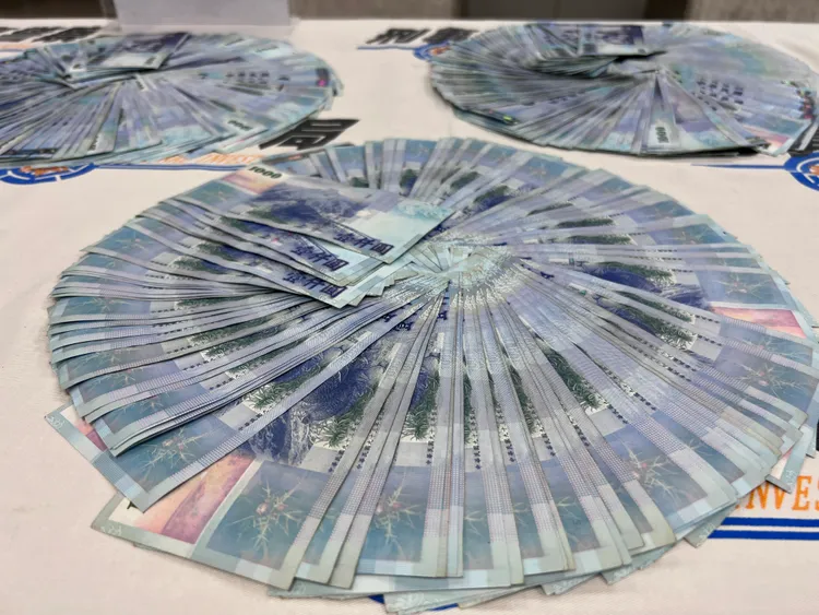 嫌犯運用香氛蠟燭國際運毒，現場查扣贓款70多萬元。翻攝畫面