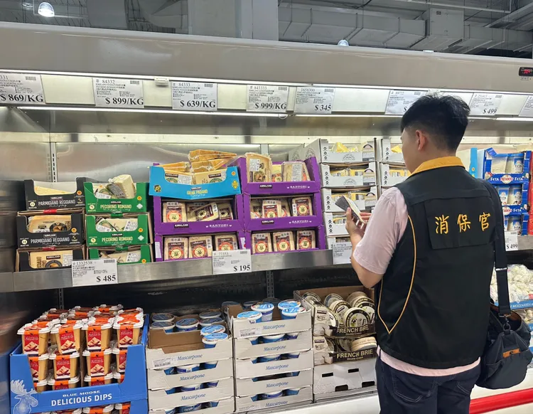 北市府消保官前往好市多分店稽查。法務局提供