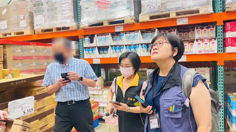 北市衛生局和法務局今日兵分二路前往好市多內湖店及北投店稽查。法務局提供
