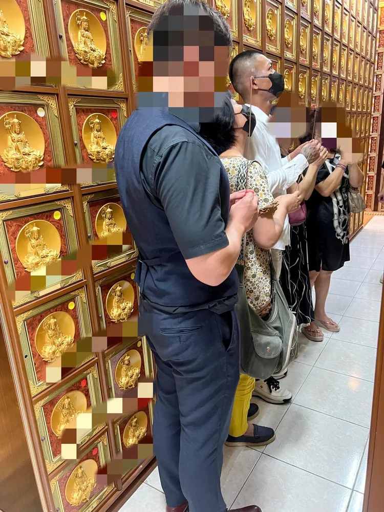鳳梨在阿嬤塔位前舉香致意。取自鳳梨臉書