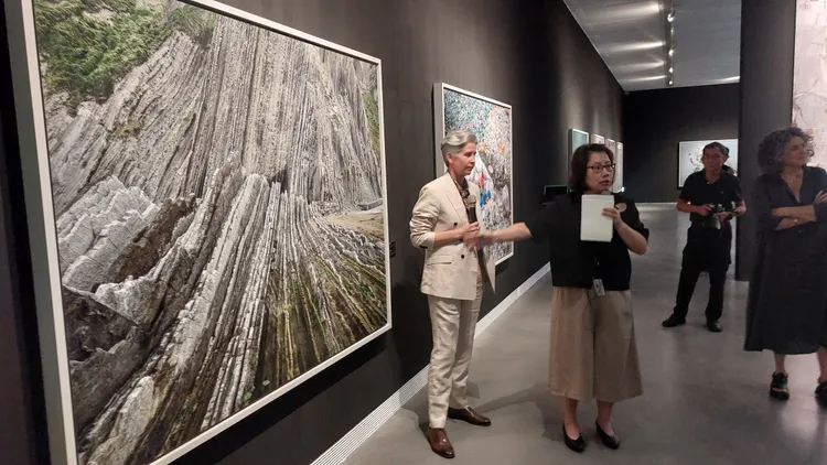 加拿大安大略美術館策展人蘇菲．哈克特於《人類世》開幕活動為與會嘉賓導覽。凃建豐攝