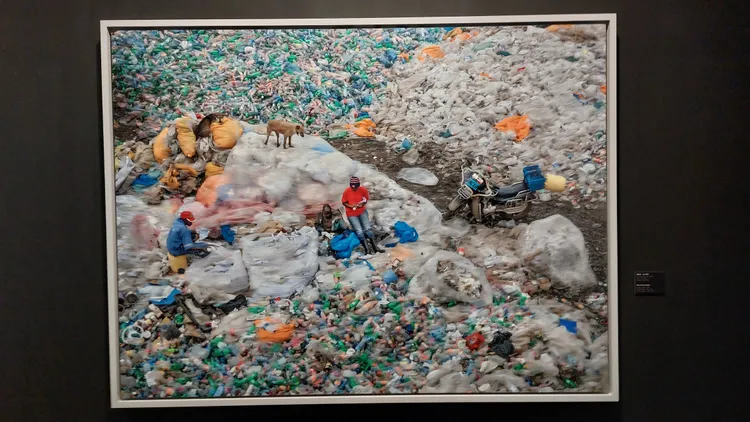 《人類世》特展作品中繽紛色彩，其實是動人心魄的環境破壞！凃建豐攝